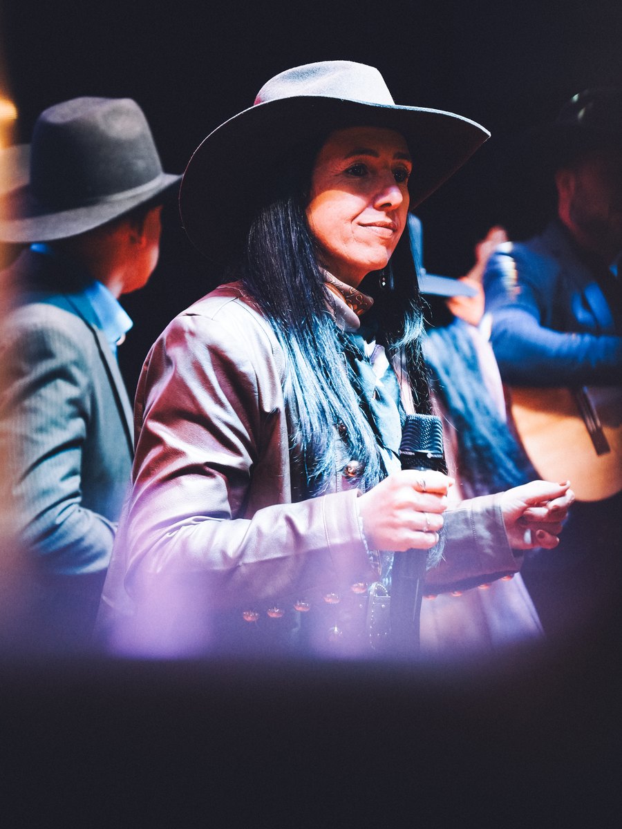 Cantora do Violeiros da Terra nos bastidores do palco